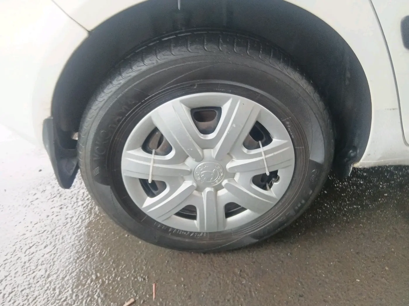 2011 Skoda Fabia AMBITION 1.2 TDI, Diesel, Manual, 1,17,555 km, tyre