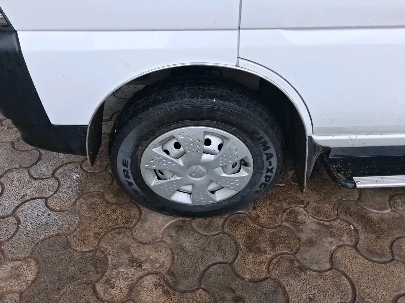 2023 Maruti Eeco 5 STR AC CNG, CNG, Manual, 60,554 km, tyre