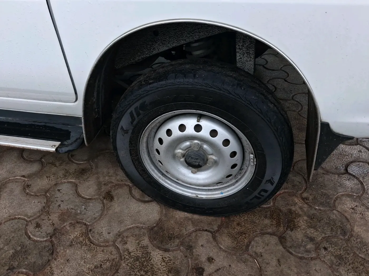2023 Maruti Eeco 5 STR AC CNG, CNG, Manual, 60,554 km, tyre