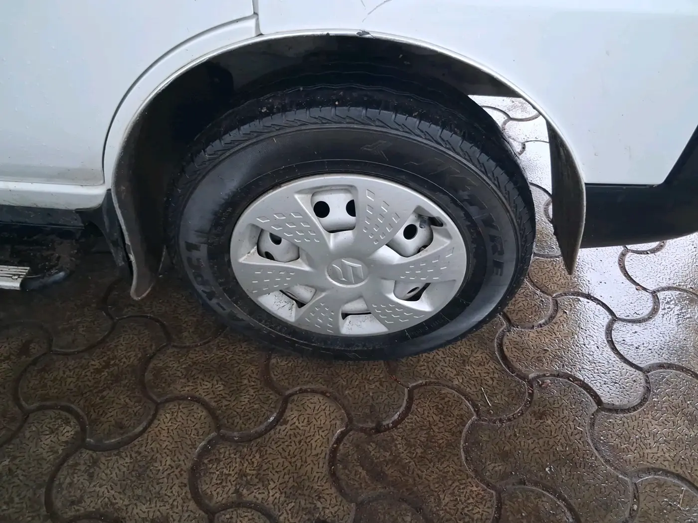 2023 Maruti Eeco 5 STR AC CNG, CNG, Manual, 60,554 km, tyre