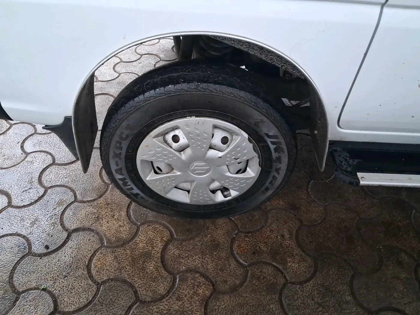 2023 Maruti Eeco 5 STR AC CNG, CNG, Manual, 60,554 km, tyre
