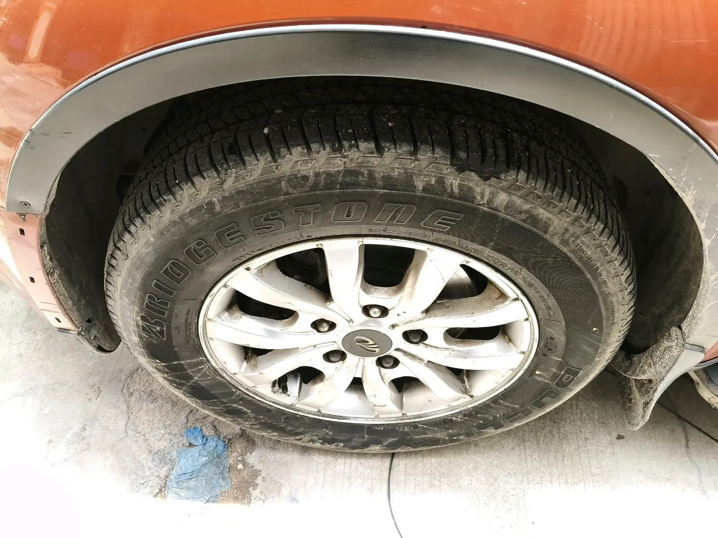2015 Mahindra XUV500 W10, Diesel, Manual, 1,03,843 km, tyre