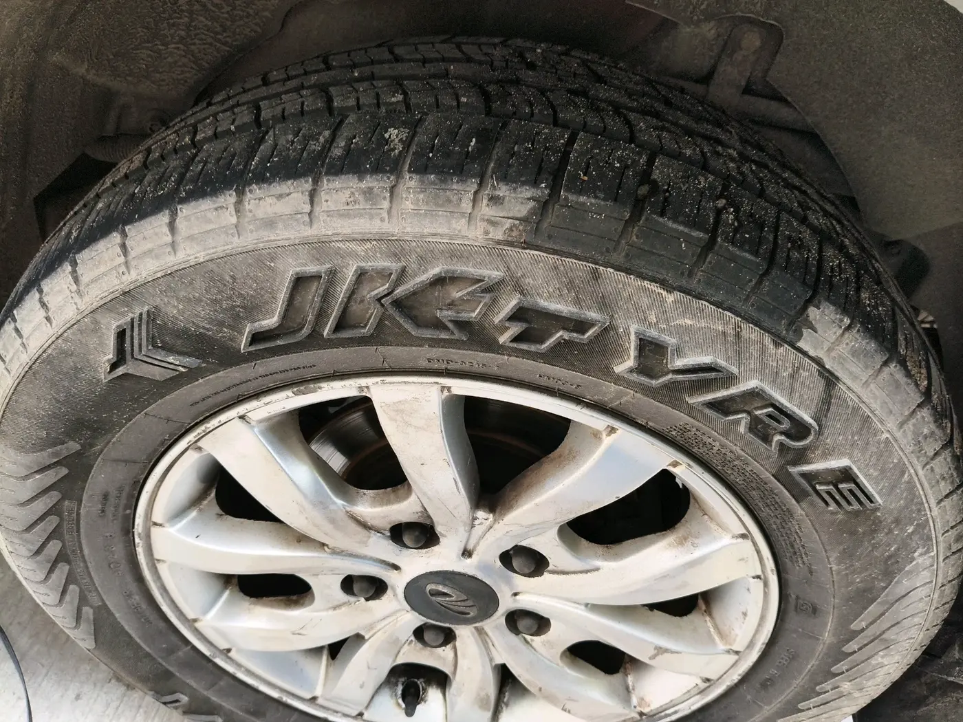 2015 Mahindra XUV500 W10, Diesel, Manual, 1,03,843 km, tyre