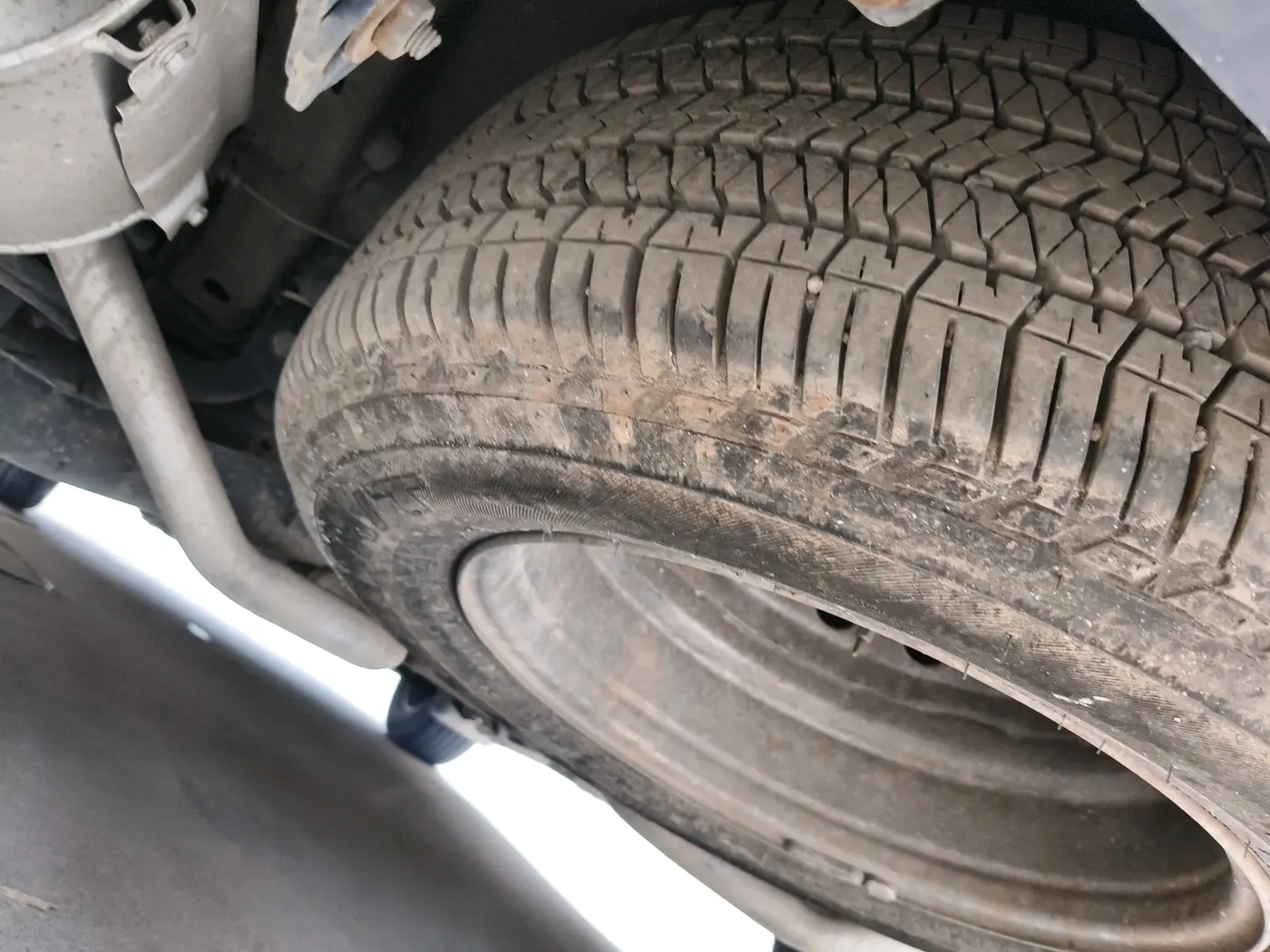 2015 Mahindra XUV500 W10, Diesel, Manual, 1,03,843 km, tyre