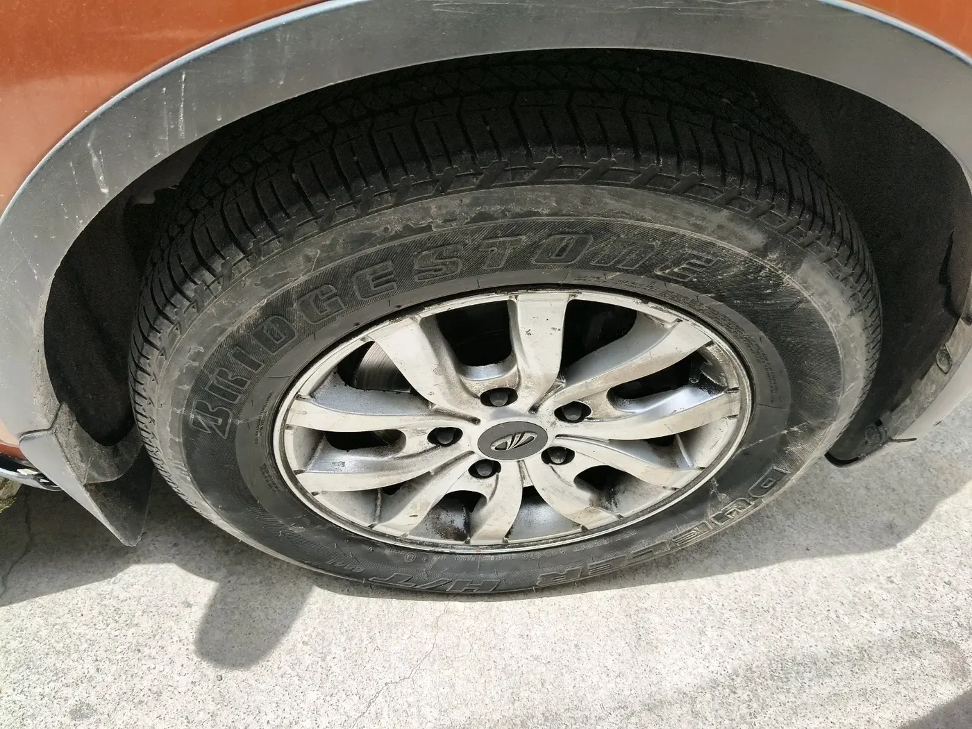 2015 Mahindra XUV500 W10, Diesel, Manual, 1,03,843 km, tyre