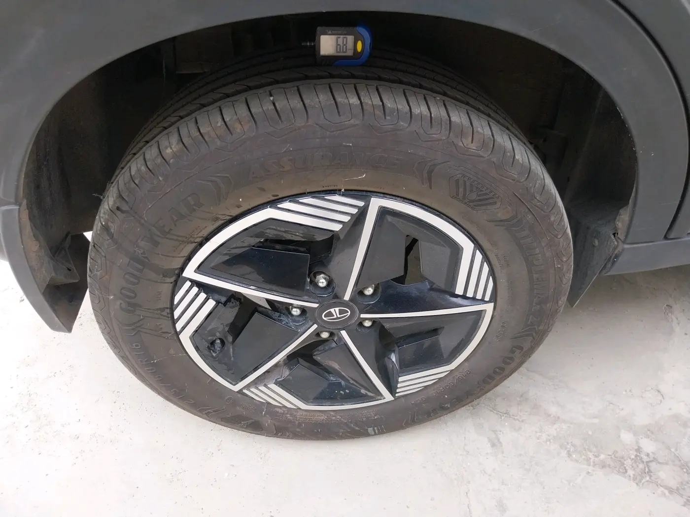 2024 Tata NEXON FEARLESS + 1.2 PETROL, Petrol, Manual, 2,562 km, tyre