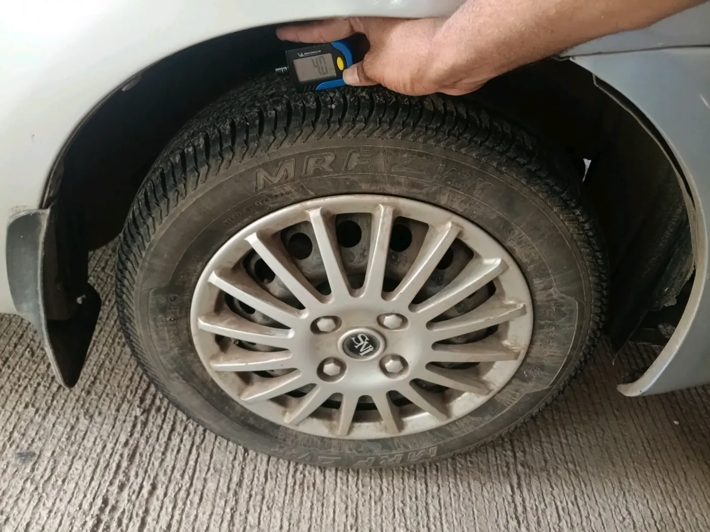 2011 Toyota Etios G, CNG, Manual, 2,36,380 km, tyre