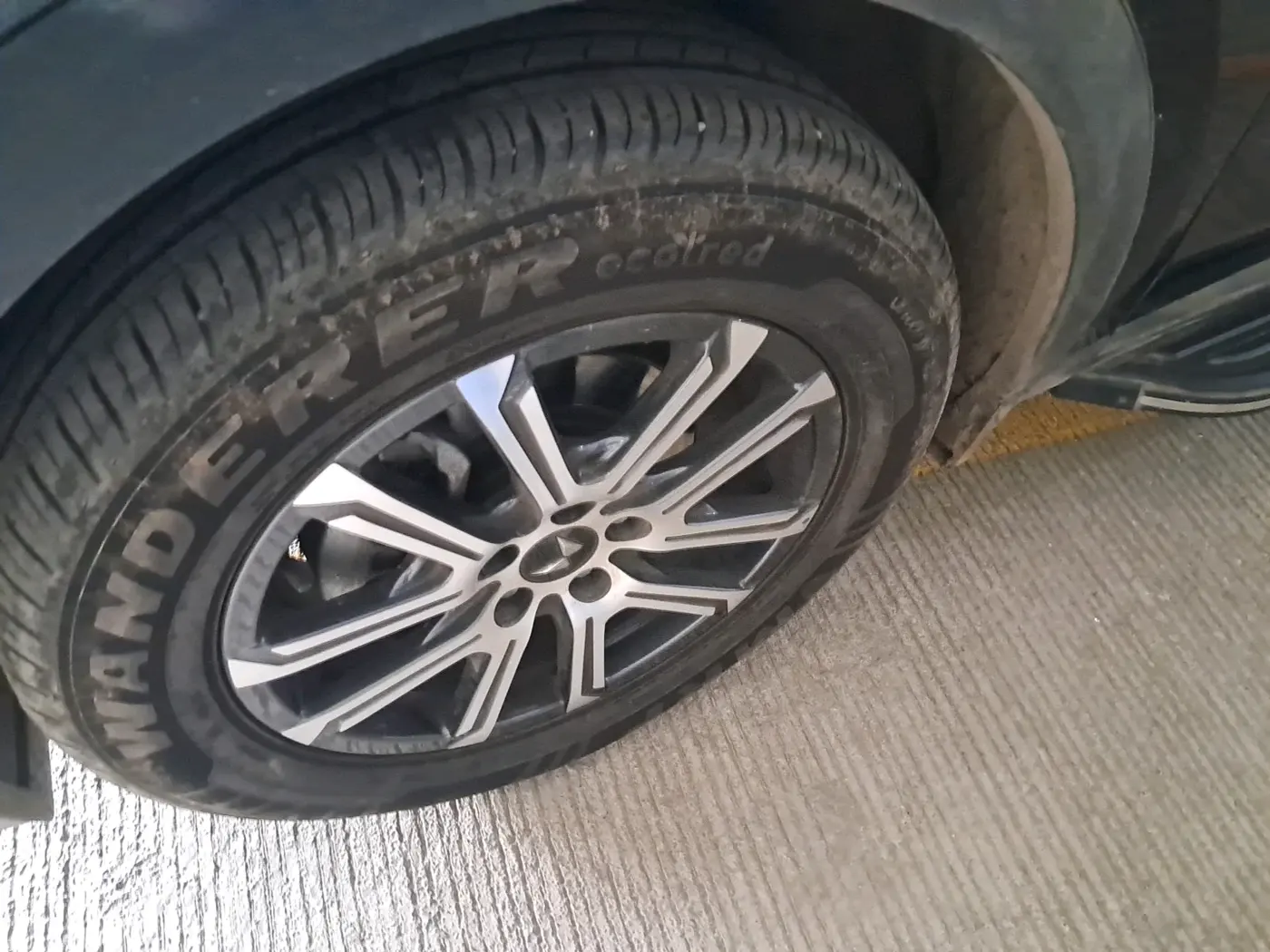 2025 Mahindra XUV700 AX 7 P AT 7 STR, Petrol, Automatic, 6,167 km, tyre