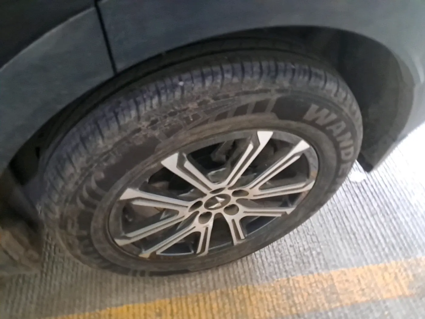 2025 Mahindra XUV700 AX 7 P AT 7 STR, Petrol, Automatic, 6,167 km, tyre