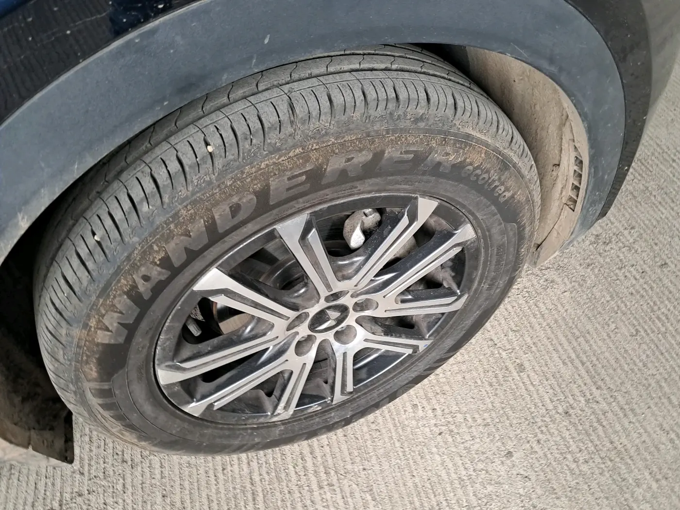 2025 Mahindra XUV700 AX 7 P AT 7 STR, Petrol, Automatic, 6,167 km, tyre