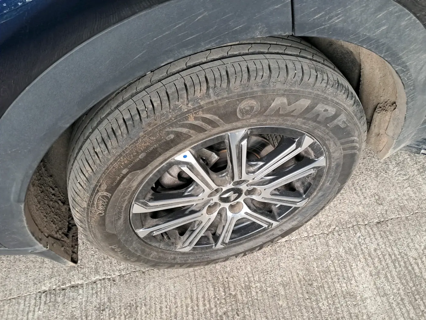 2025 Mahindra XUV700 AX 7 P AT 7 STR, Petrol, Automatic, 6,167 km, tyre