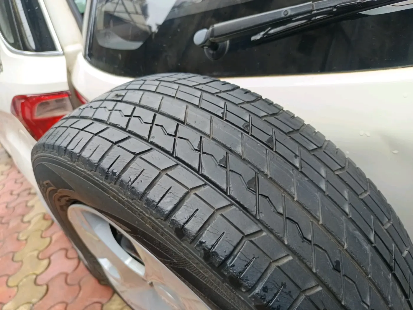 2016 Ford Ecosport TREND 1.5L PETROL, Petrol, Manual, 1,66,561 km, tyre