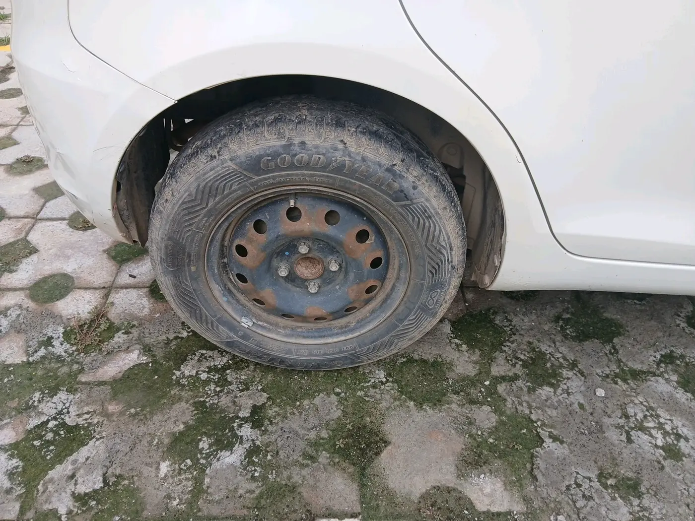 2013 Maruti Swift VXI, Petrol, Manual, 44,746 km, tyre