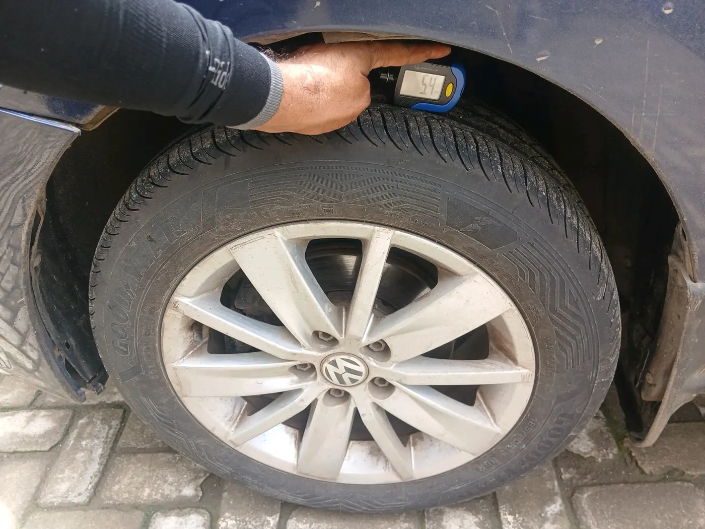 2014 Volkswagen Polo HIGHLINE1.2L, CNG, Manual, 78,890 km, tyre