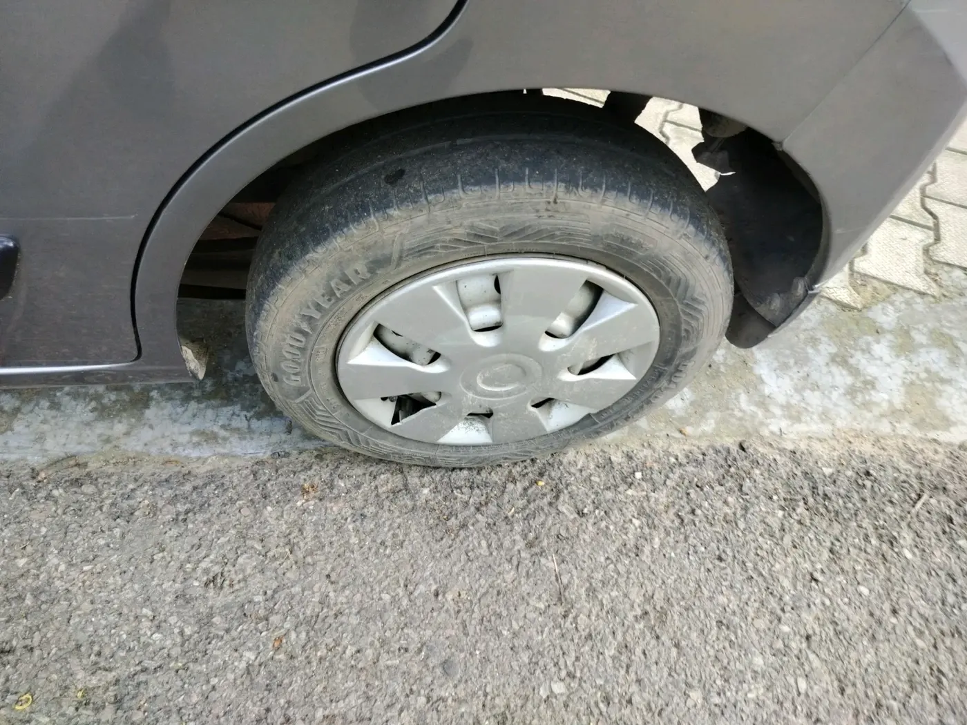 2013 Maruti Wagon R 1.0 LXI CNG, CNG, Manual, 1,33,784 km, tyre