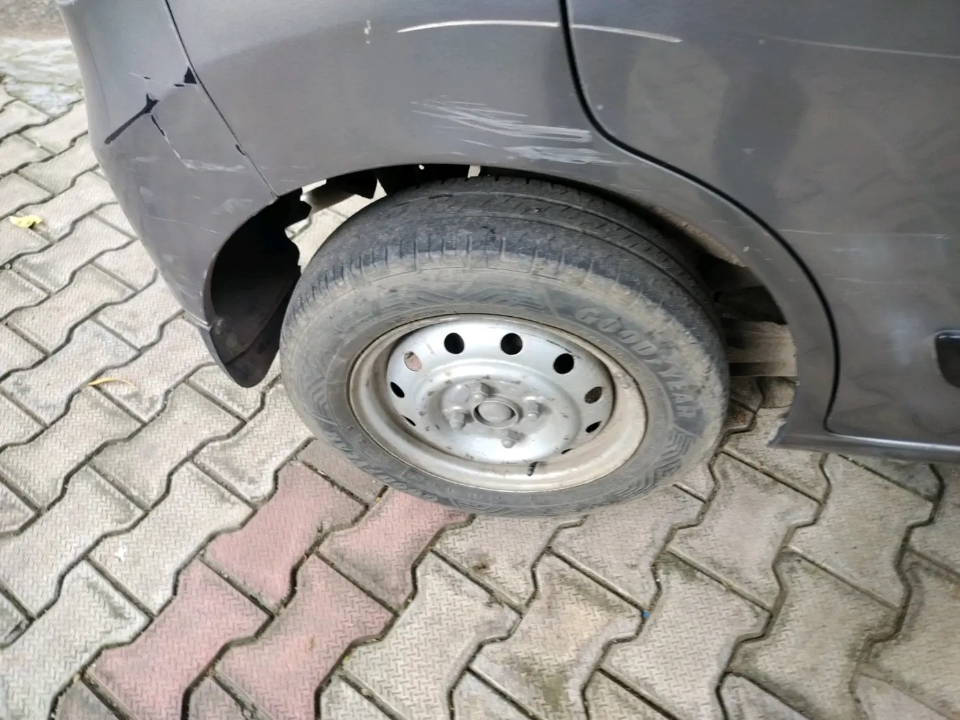 2013 Maruti Wagon R 1.0 LXI CNG, CNG, Manual, 1,33,784 km, tyre