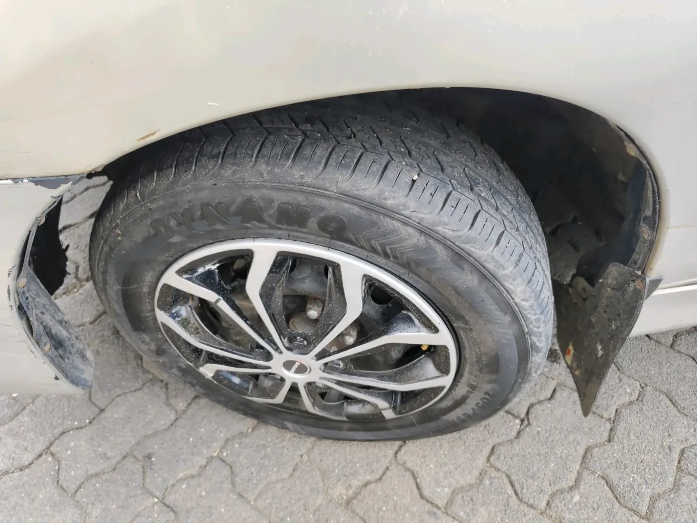 2012 Toyota Innova 2.5 G 7 STR, Diesel, Manual, 2,12,820 km, tyre