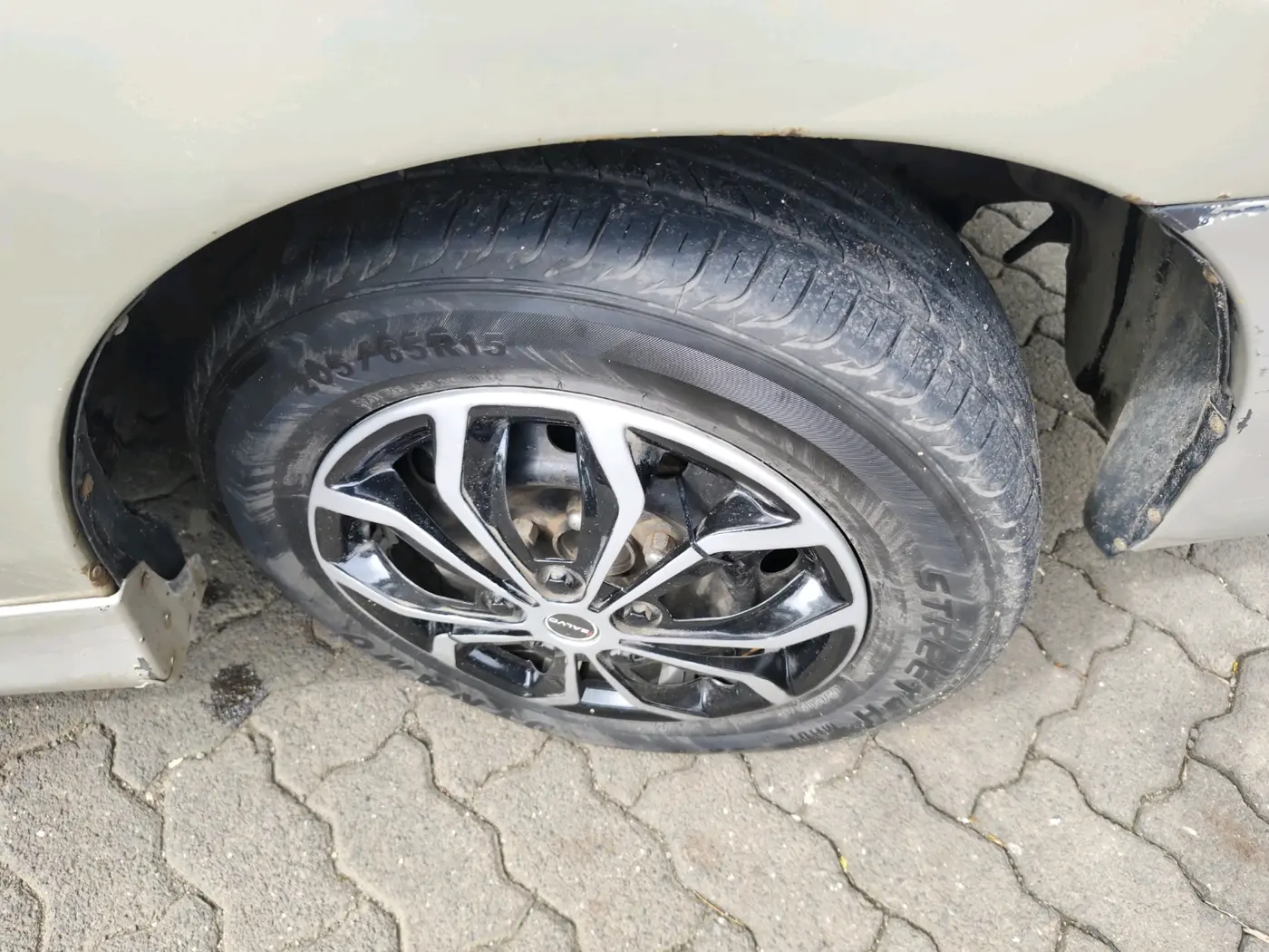 2012 Toyota Innova 2.5 G 7 STR, Diesel, Manual, 2,12,820 km, tyre