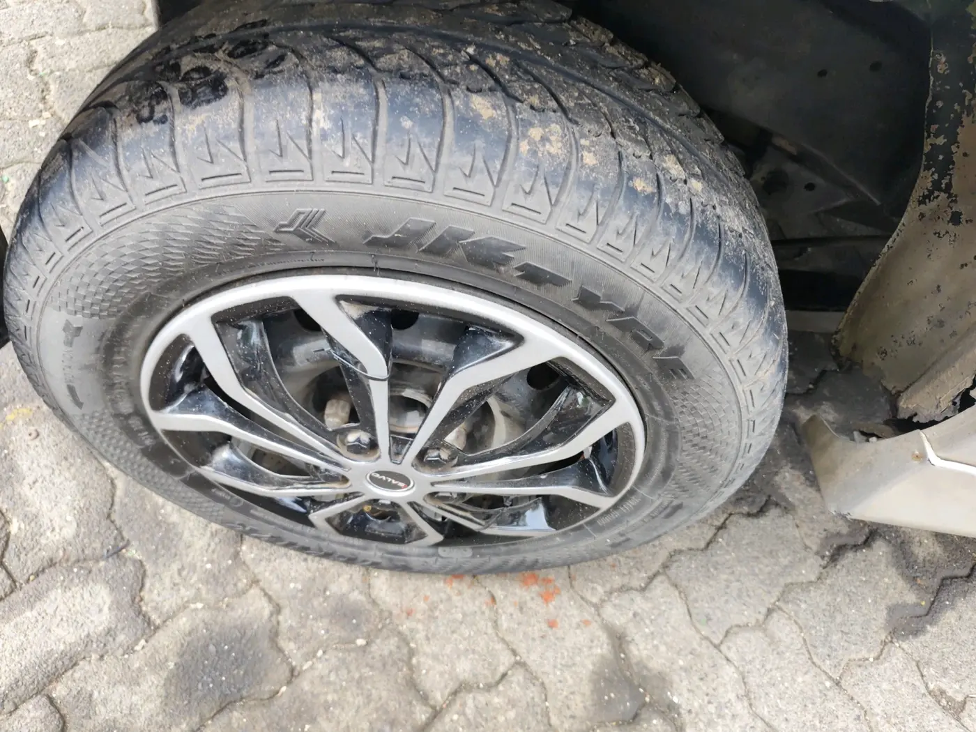 2012 Toyota Innova 2.5 G 7 STR, Diesel, Manual, 2,12,820 km, tyre