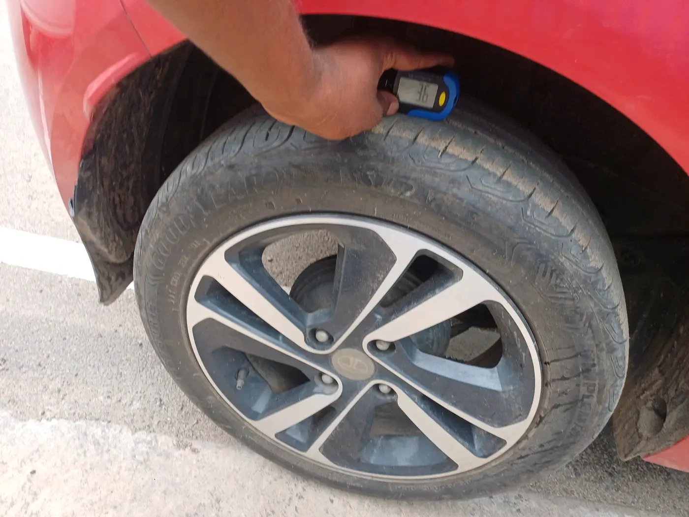 2023 Tata ALTROZ XZA PLUS, Petrol, Automatic, 26,904 km, tyre