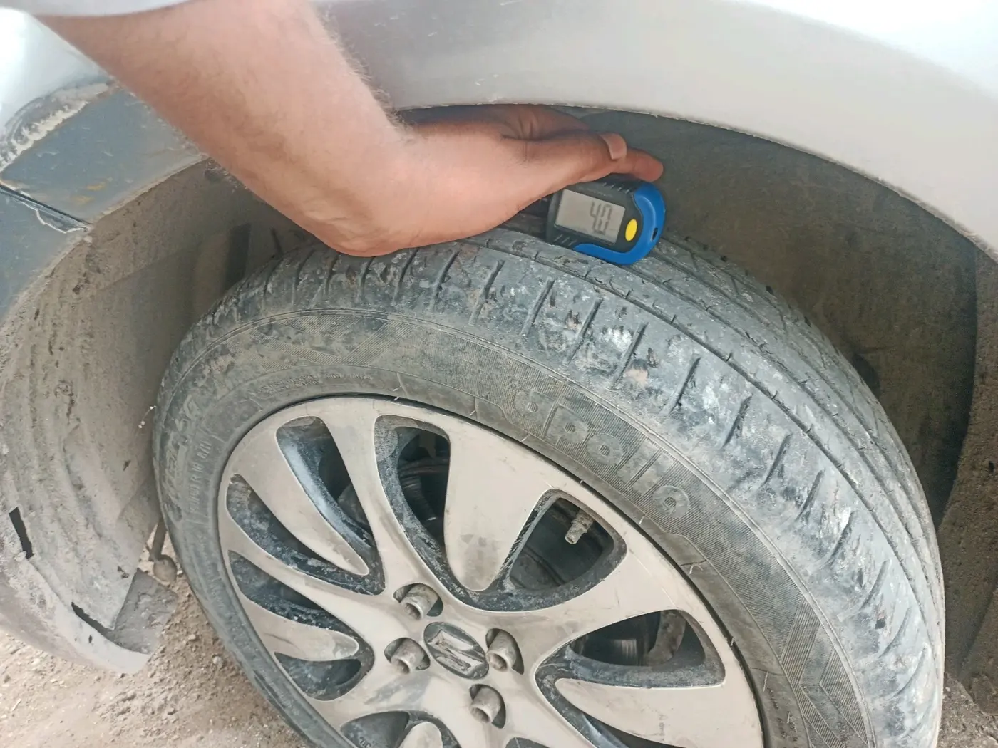 2014 Maruti Swift VXI, CNG, Manual, 1,02,251 km, tyre