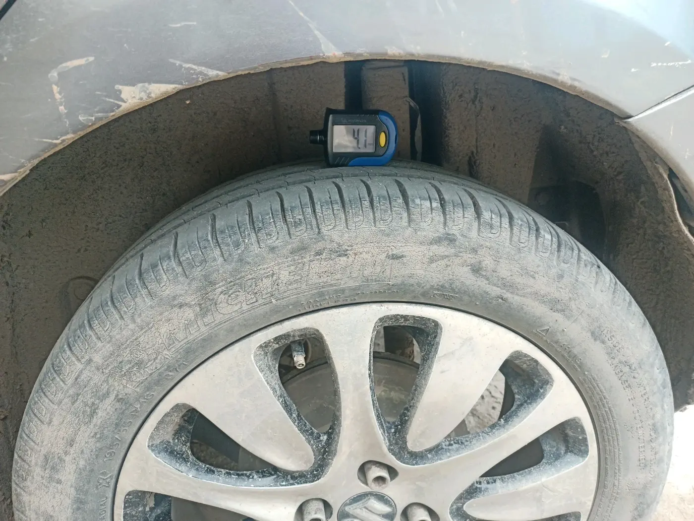 2014 Maruti Swift VXI, CNG, Manual, 1,02,251 km, tyre