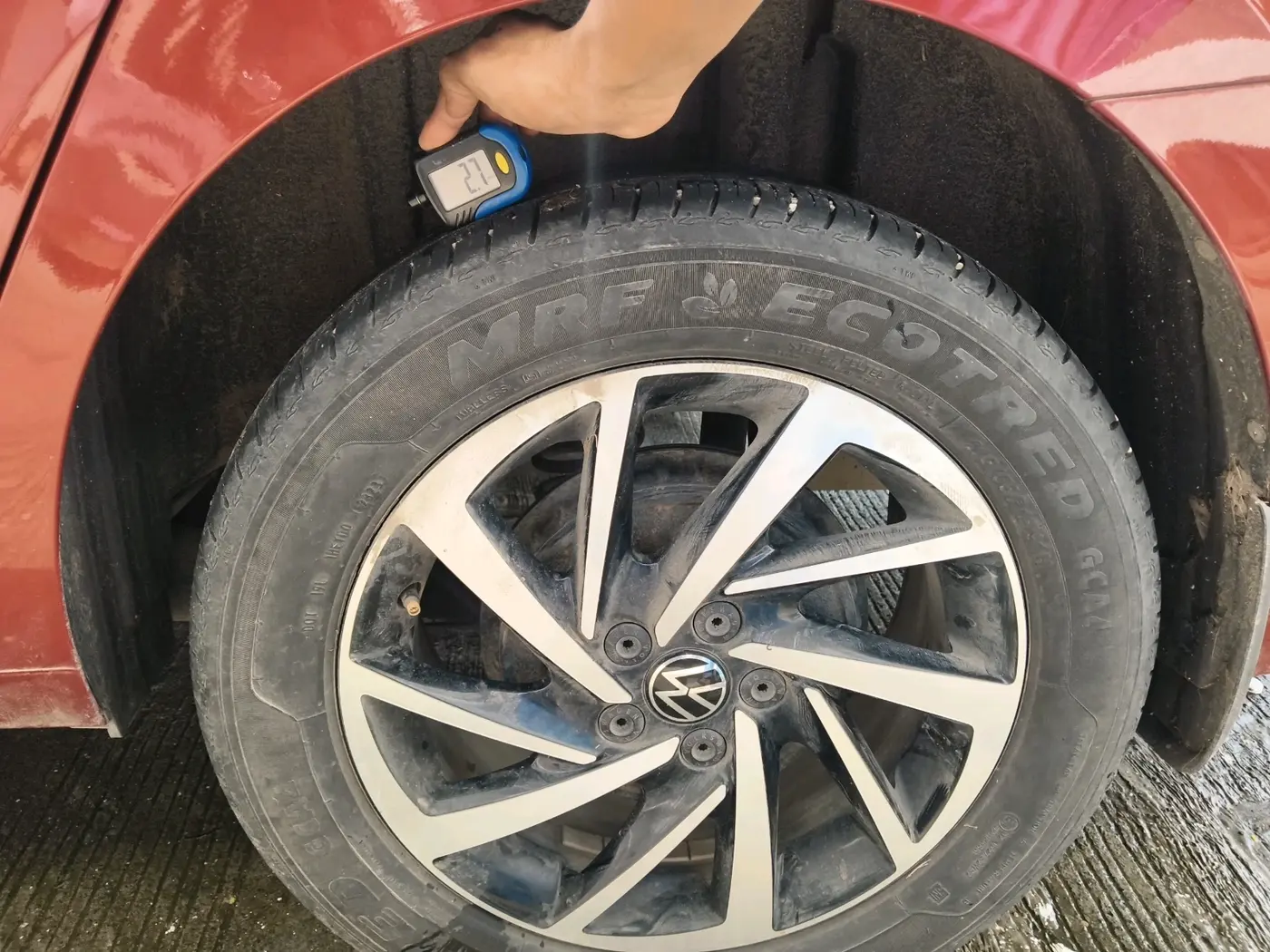 2023 Volkswagen VIRTUS TOPLINE TSI 1.0 AT, Petrol, Automatic, 31,950 km, tyre