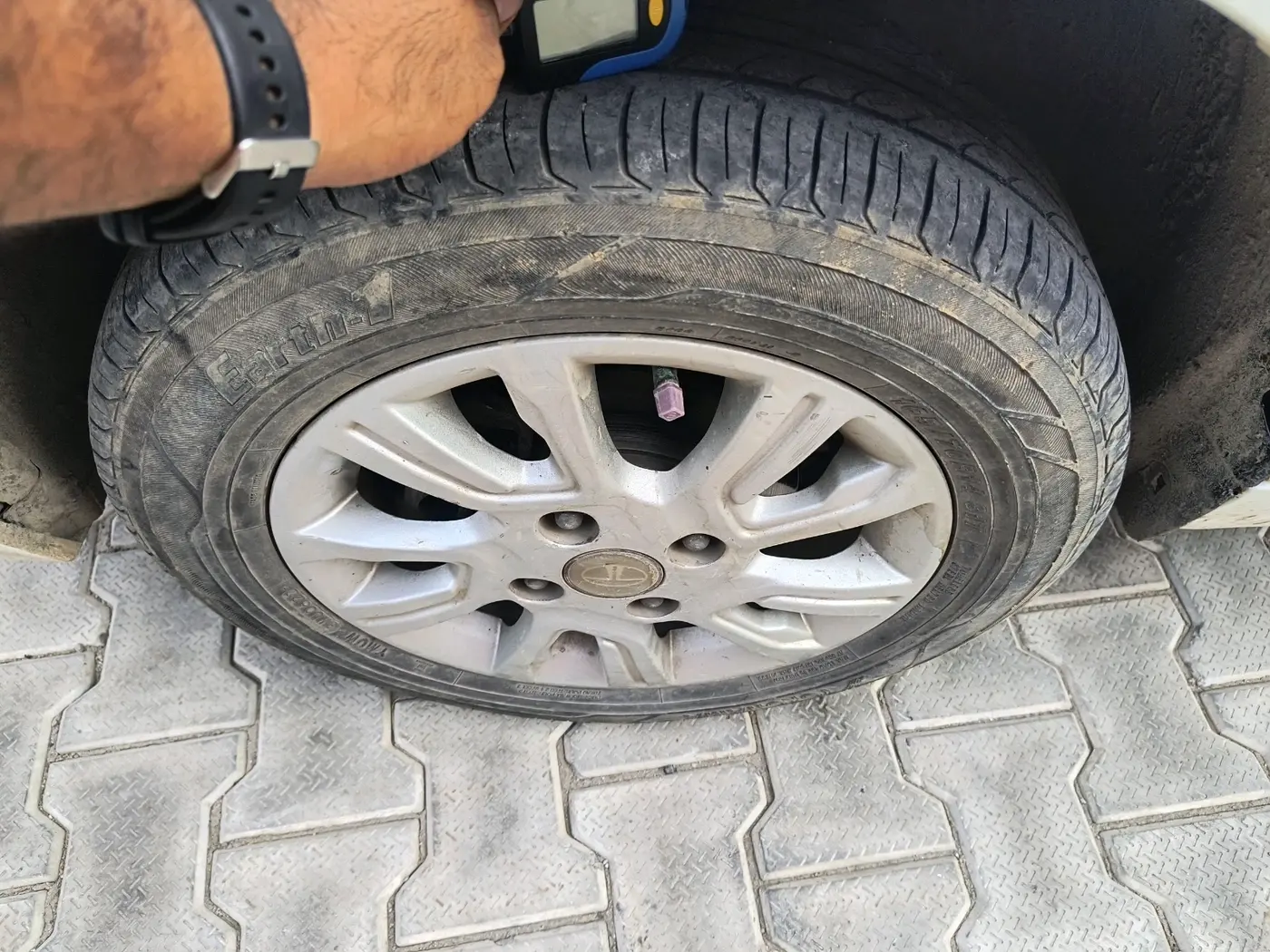 2017 Tata Tiago XZA PETROL, Petrol, Automatic, 90,940 km, tyre