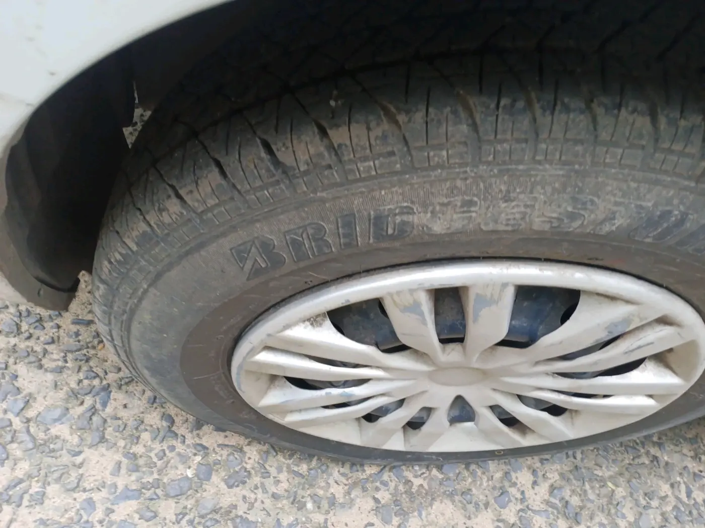 2015 Maruti Swift VXI, Petrol, Manual, 68,340 km, tyre