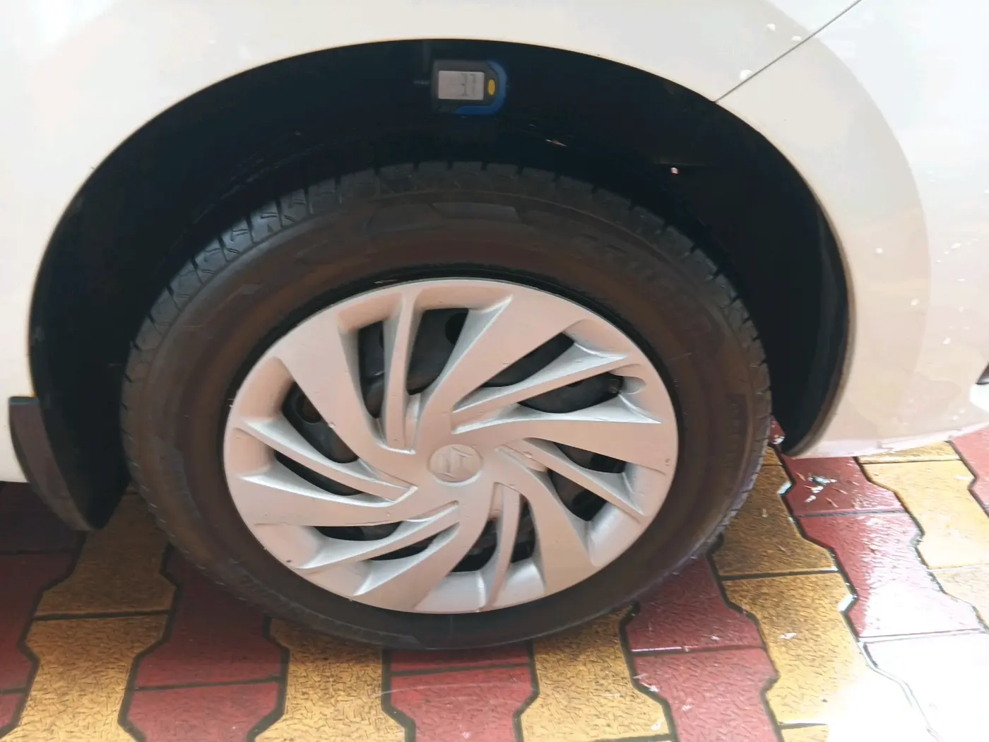 2021 Maruti Ertiga VXI SHVS, Petrol, Manual, 76,170 km, tyre