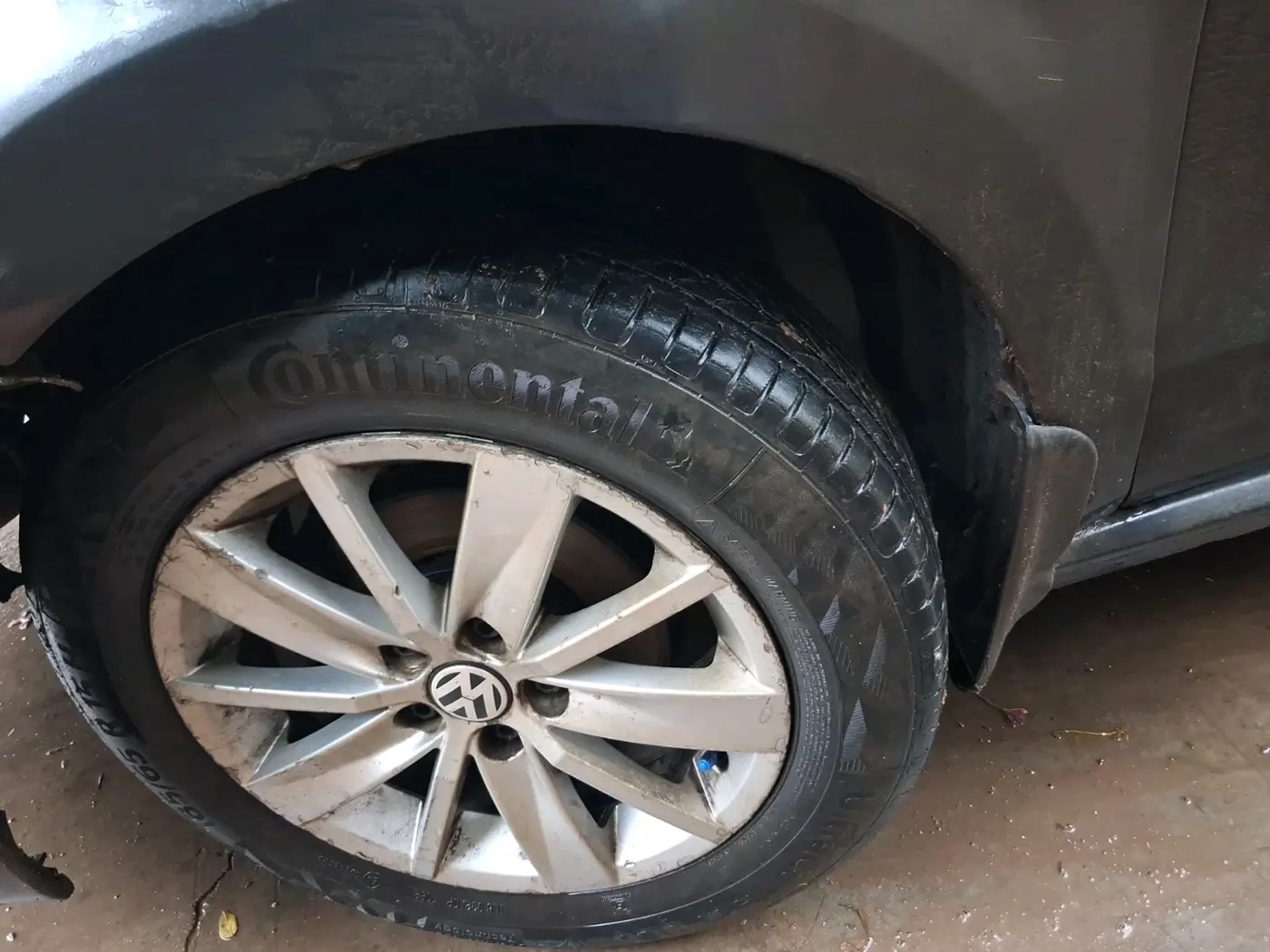 2014 Volkswagen Polo HIGHLINE1.5L, Diesel, Manual, 2,16,949 km, tyre