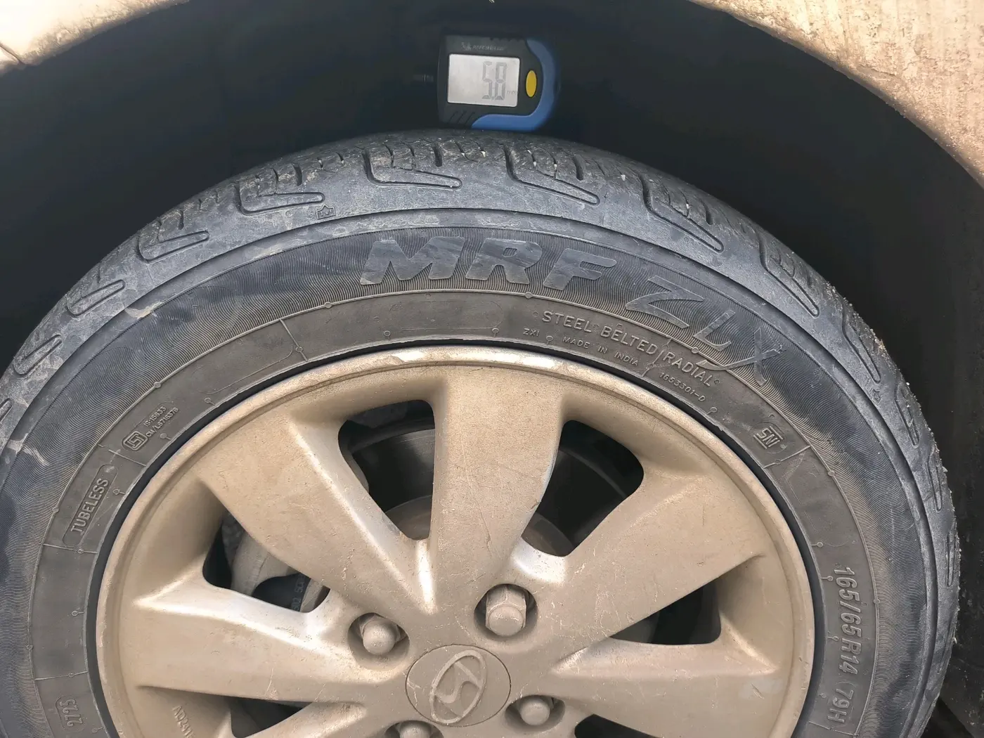2015 Hyundai Xcent S (O) 1.2, CNG, Manual, 2,67,819 km, tyre