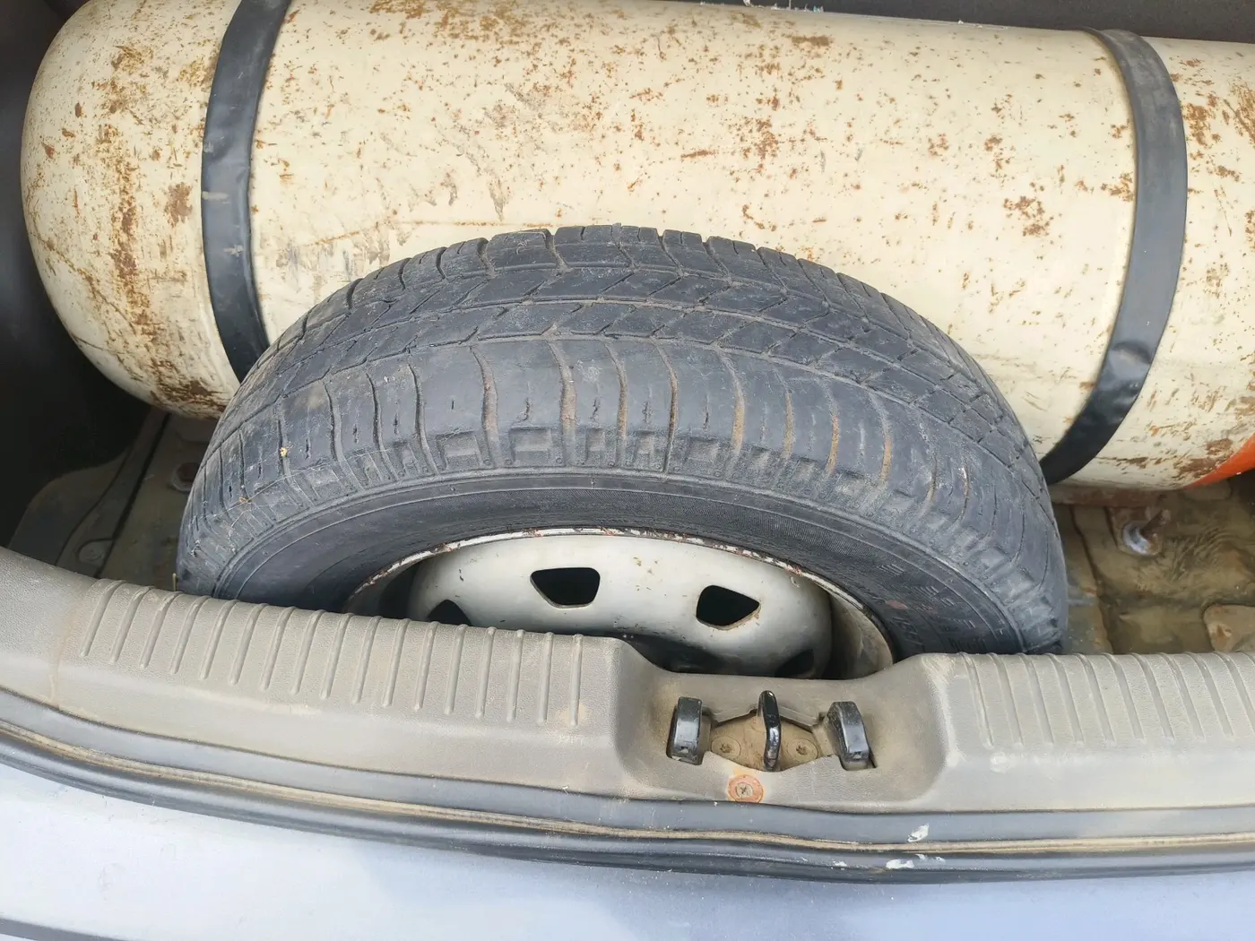 2011 Hyundai i10 ERA 1.1, CNG, Manual, 1,00,222 km, tyre