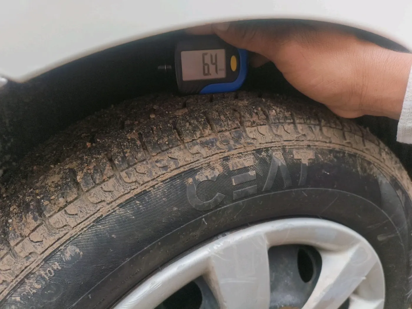 2013 Hyundai Eon SPORTZ, CNG, Manual, 2,03,649 km, tyre