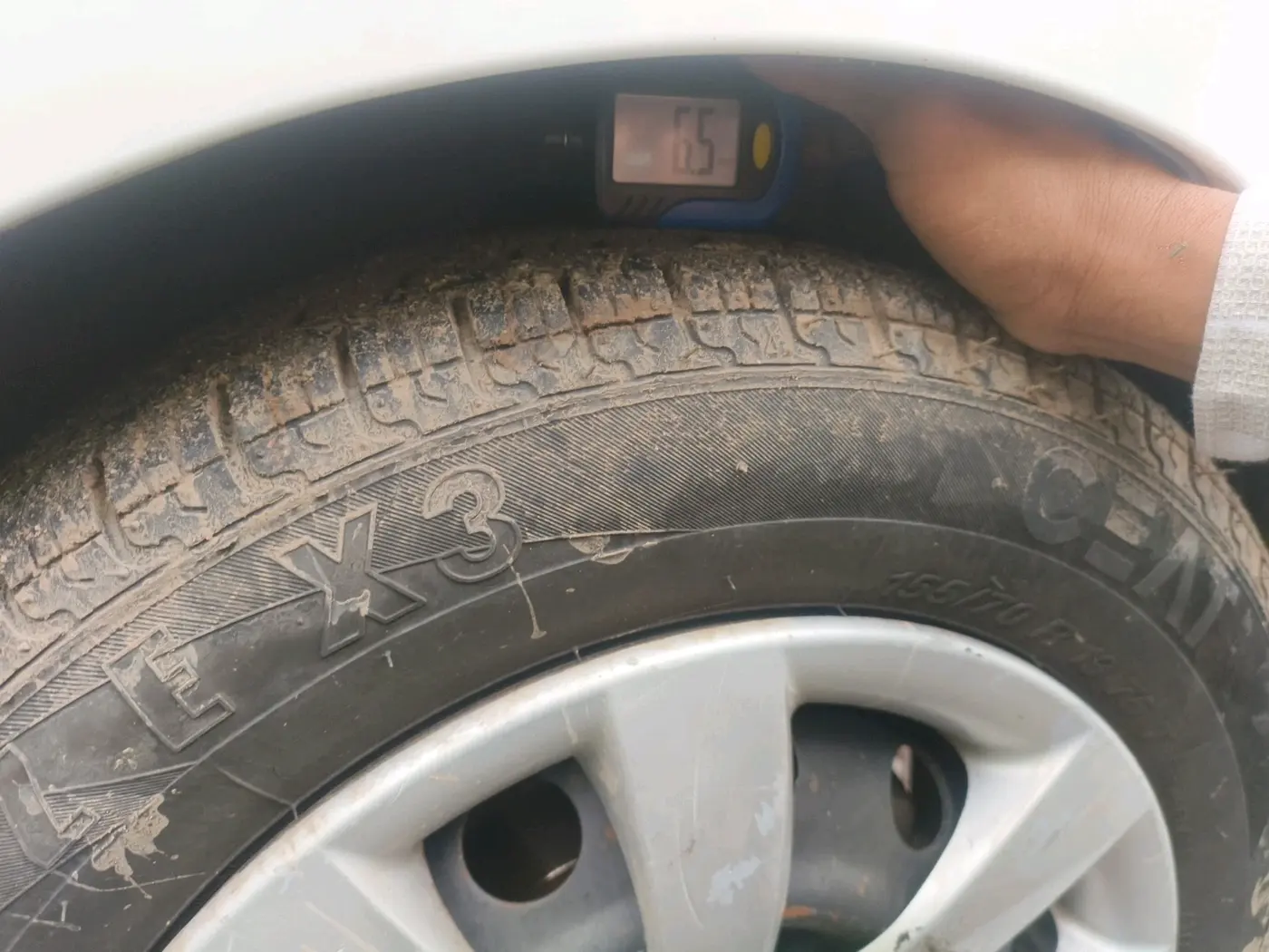 2013 Hyundai Eon SPORTZ, CNG, Manual, 2,03,649 km, tyre