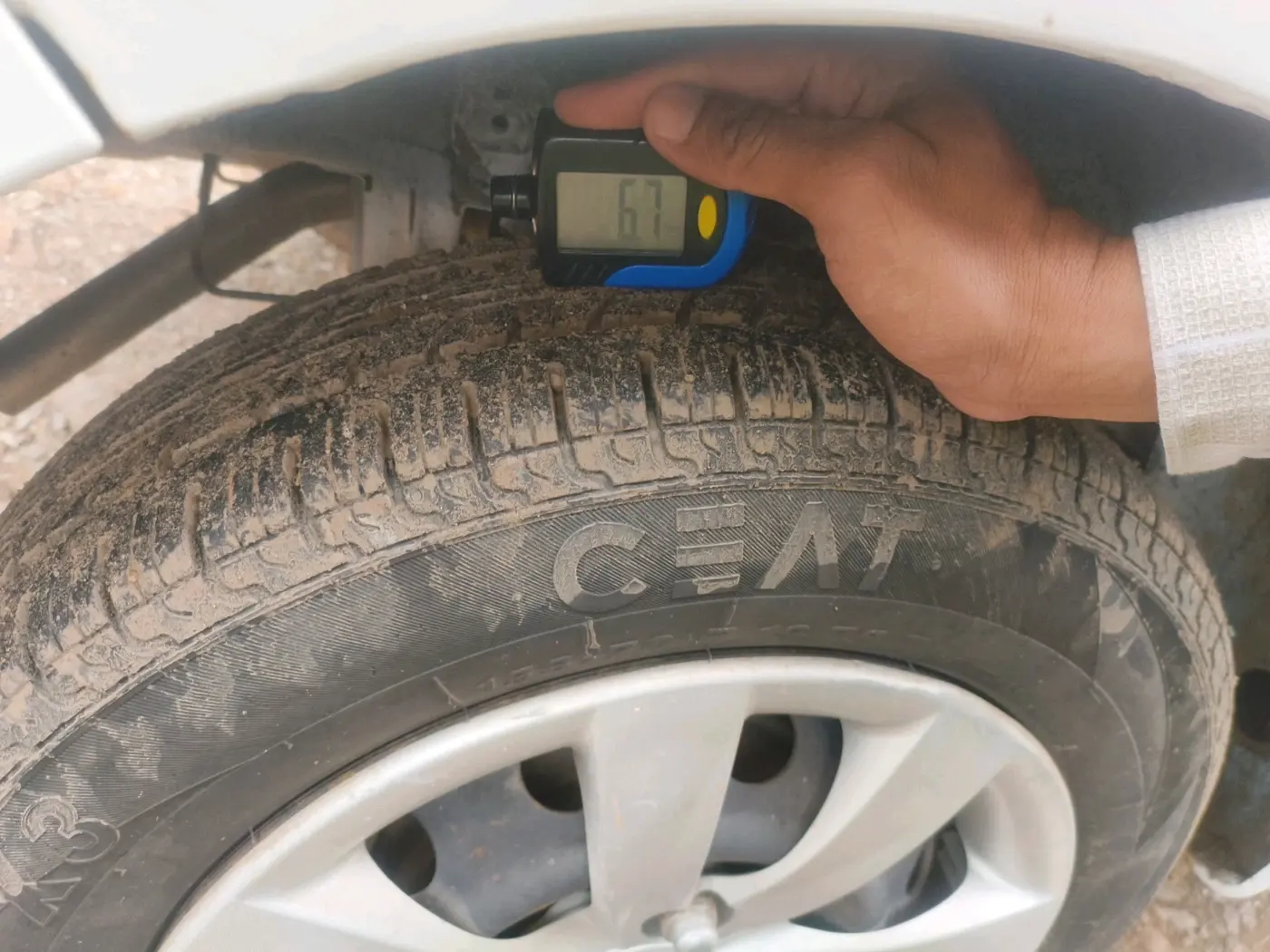 2013 Hyundai Eon SPORTZ, CNG, Manual, 2,03,649 km, tyre