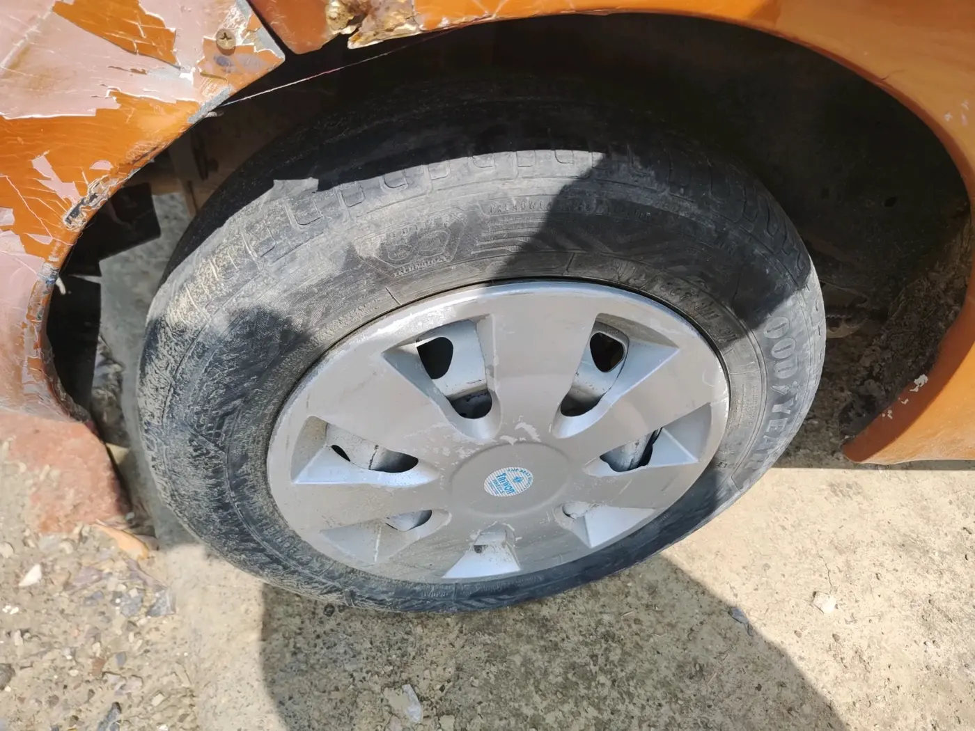 2016 Tata Tiago XM PETROL, CNG, Manual, 1,10,656 km, tyre
