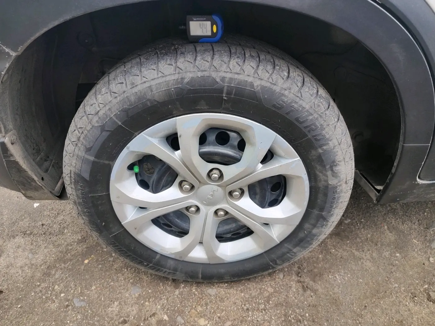 2021 KIA SONET HTE 1.5, Diesel, Manual, 1,40,992 km, tyre