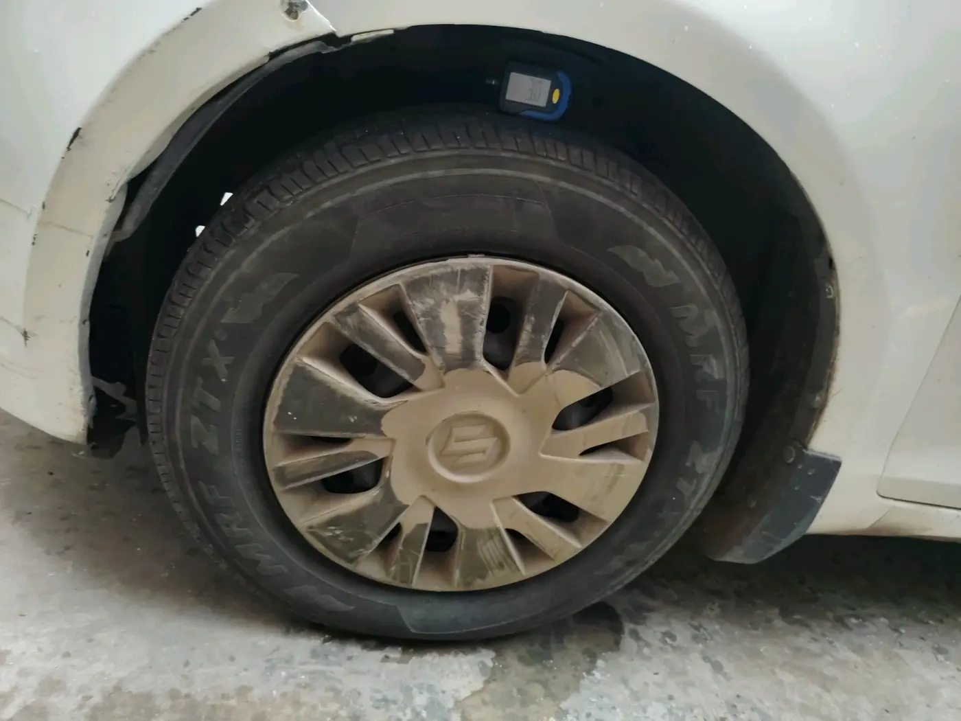 2012 Maruti Swift VXI, CNG, Manual, 1,39,890 km, tyre