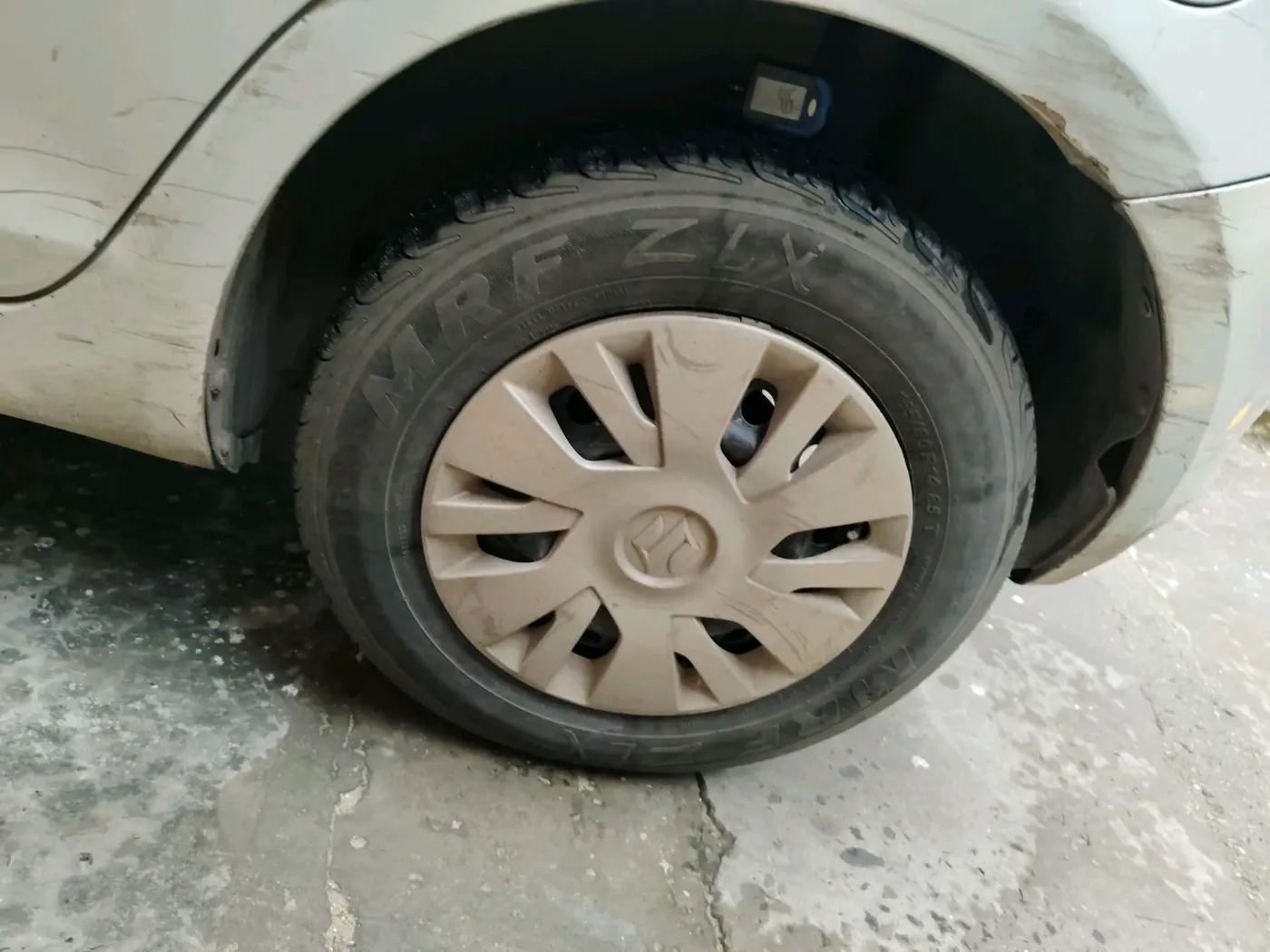 2012 Maruti Swift VXI, CNG, Manual, 1,39,890 km, tyre