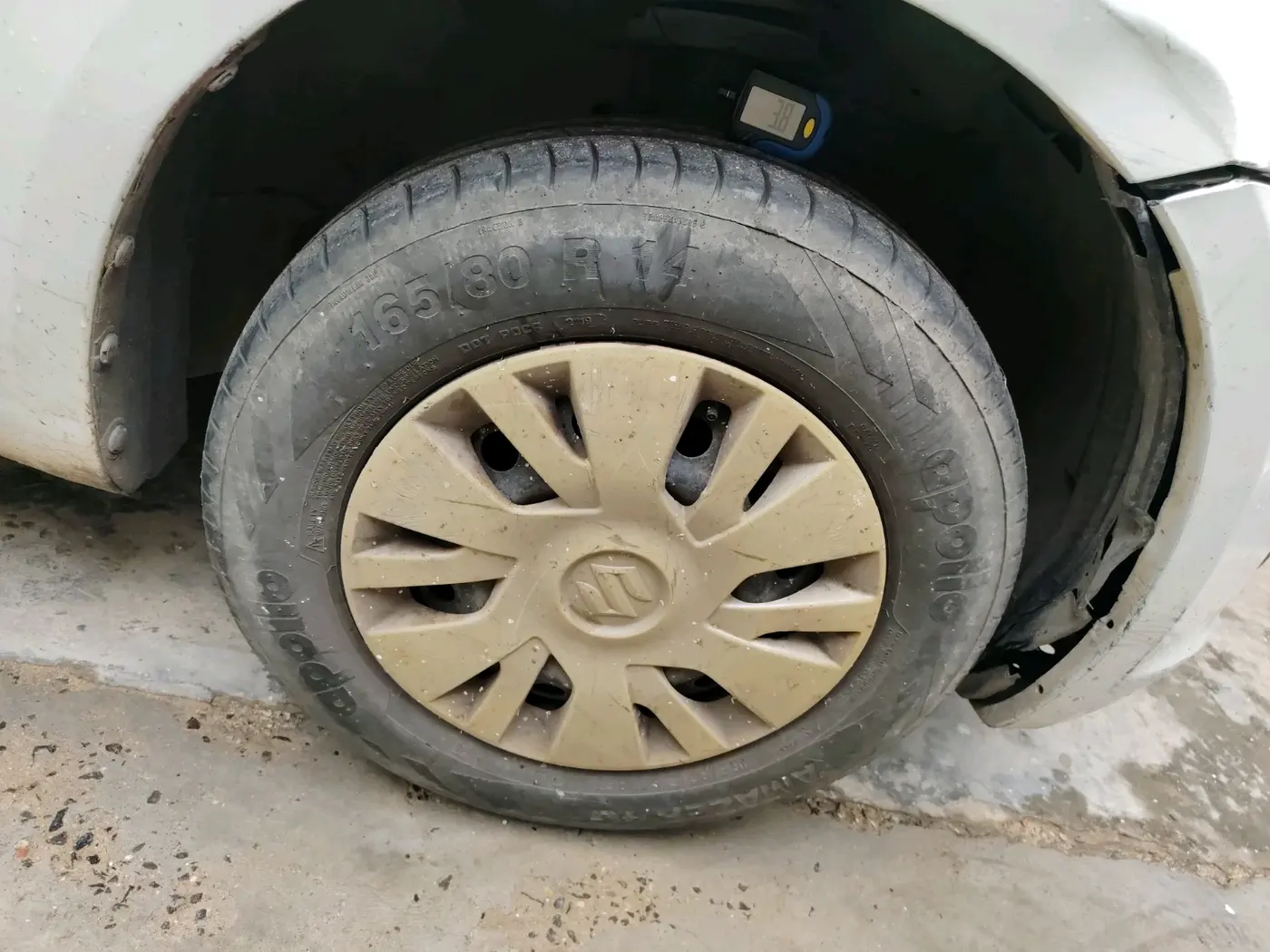 2012 Maruti Swift VXI, CNG, Manual, 1,39,890 km, tyre