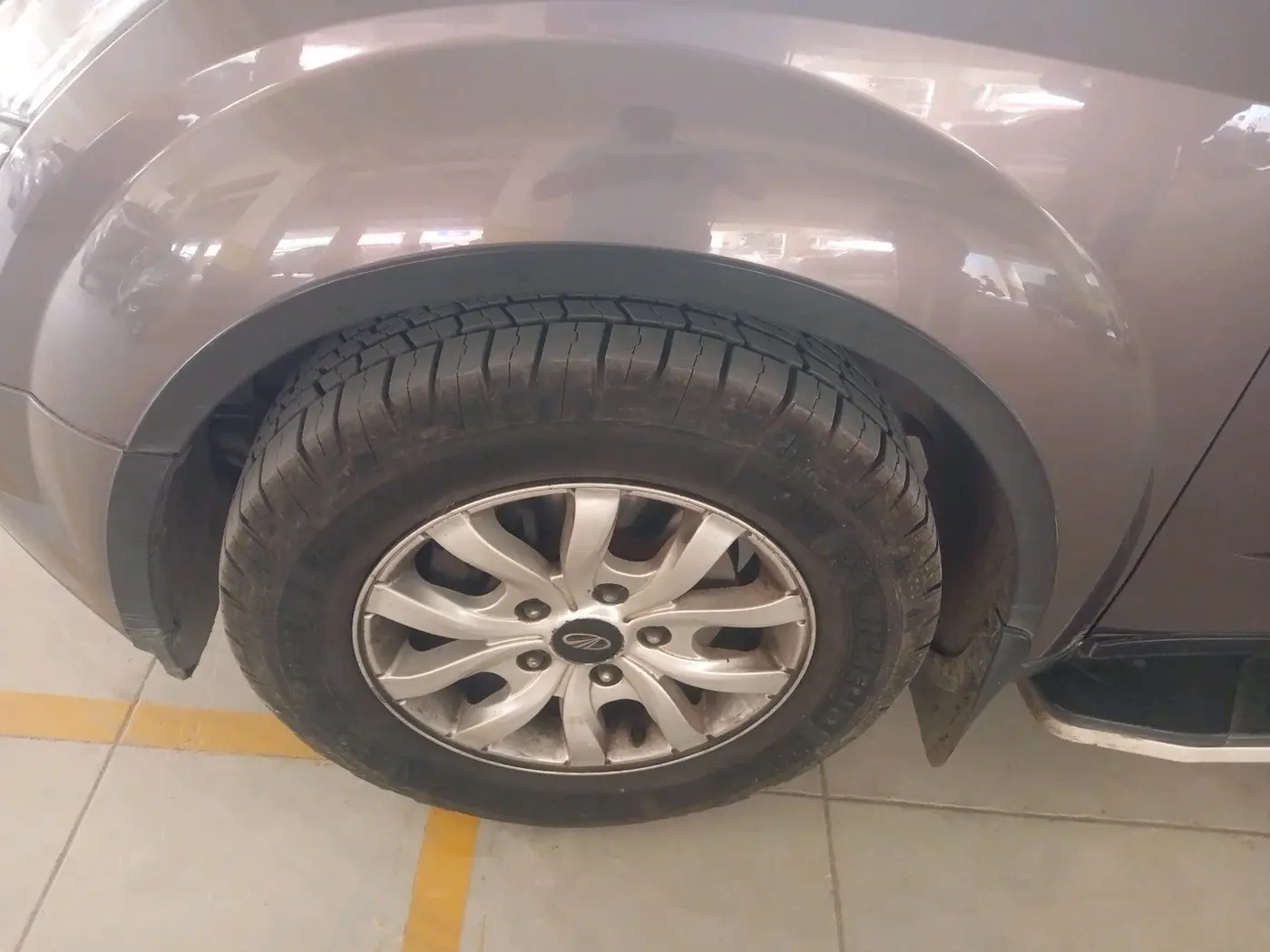 2017 Mahindra XUV500 W10 AT, Diesel, Automatic, 45,532 km, tyre
