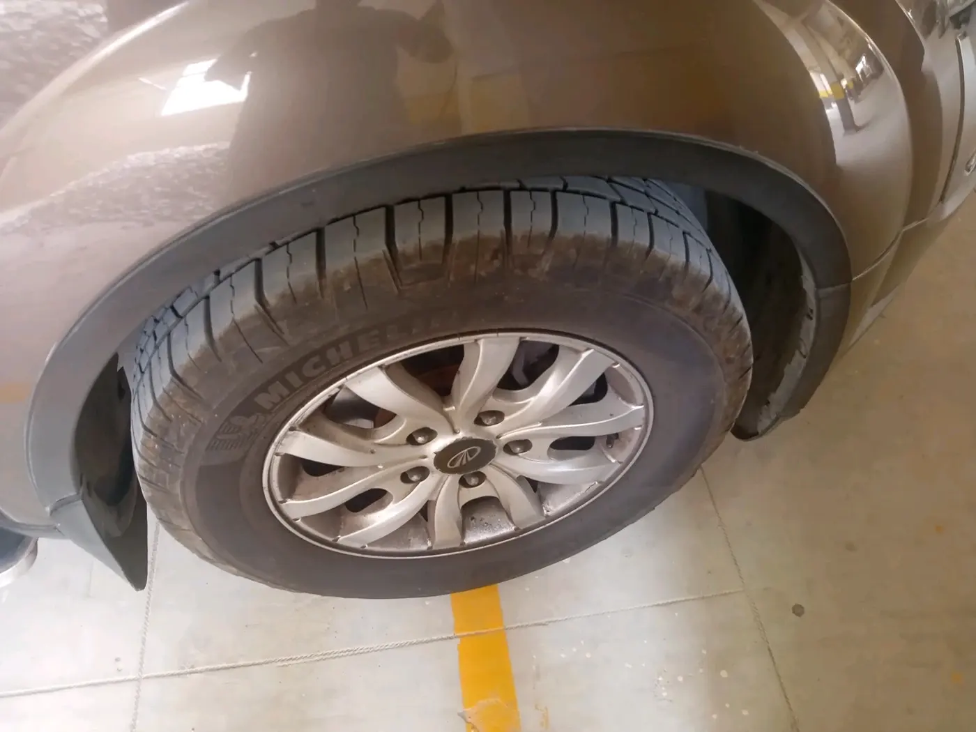 2017 Mahindra XUV500 W10 AT, Diesel, Automatic, 45,532 km, tyre