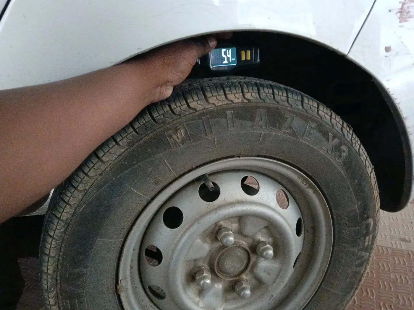 2015 Hyundai Eon ERA +, Petrol, Manual, 75,879 km, tyre