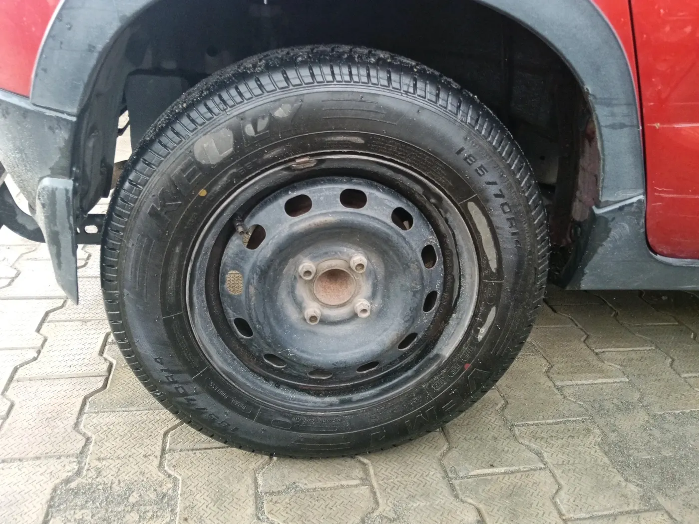 2016 Mahindra Kuv100 K4 D 6 STR, Diesel, Manual, 1,17,064 km, tyre