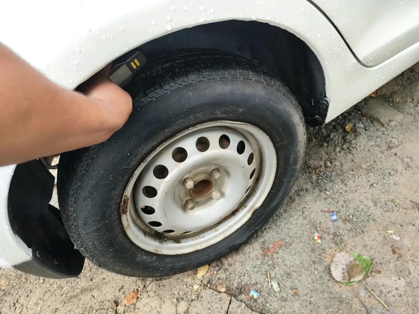 2017 Maruti Swift LXI (O), CNG, Manual, 69,027 km, tyre