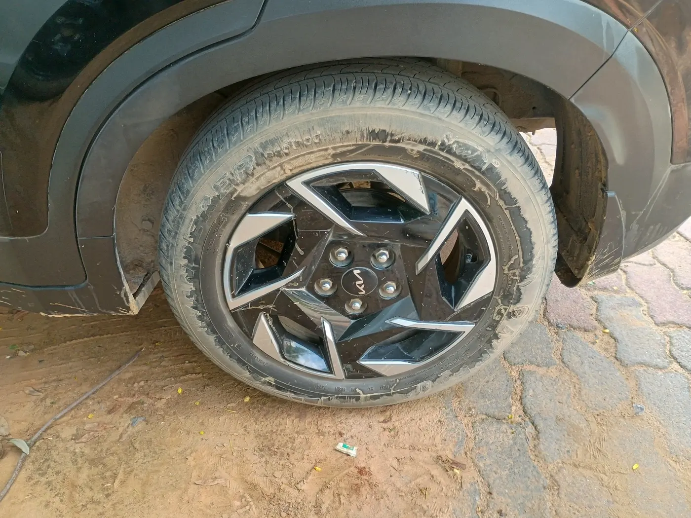 2024 KIA SONET HTK 1.2 PETROL MT, Petrol, Manual, 28,627 km, tyre