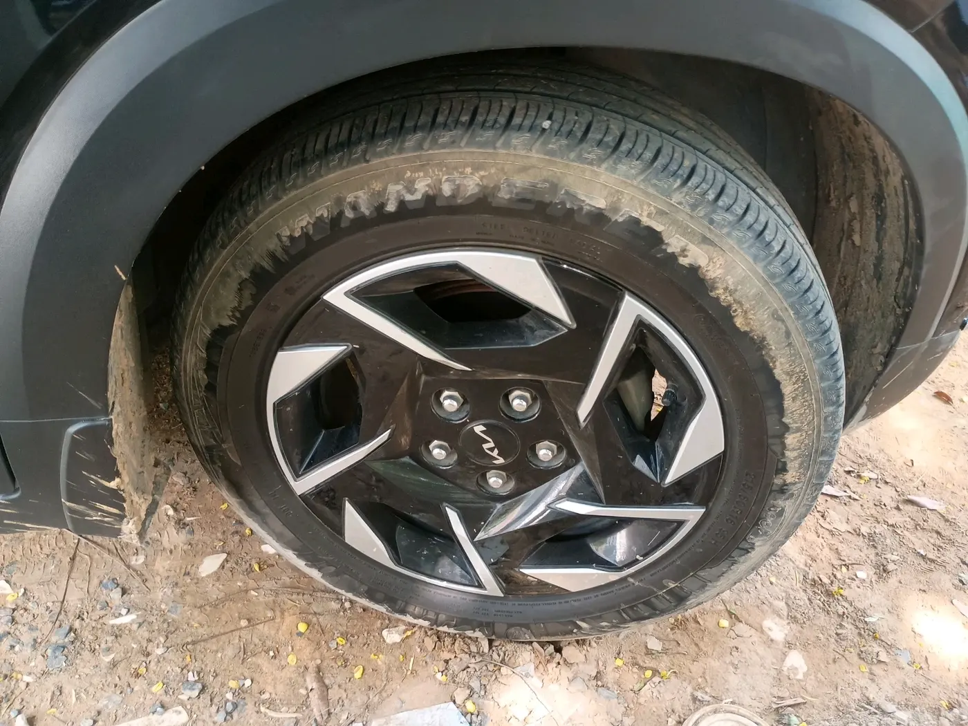 2024 KIA SONET HTK 1.2 PETROL MT, Petrol, Manual, 28,627 km, tyre