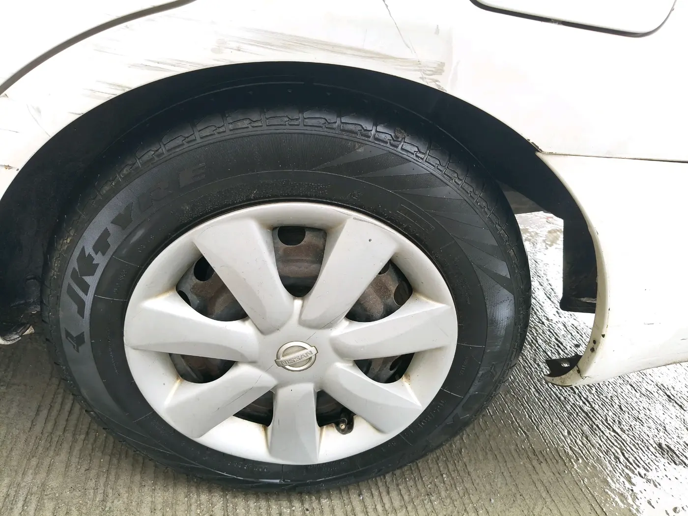 2012 Nissan Sunny XL, Petrol, Manual, 2,05,165 km, tyre