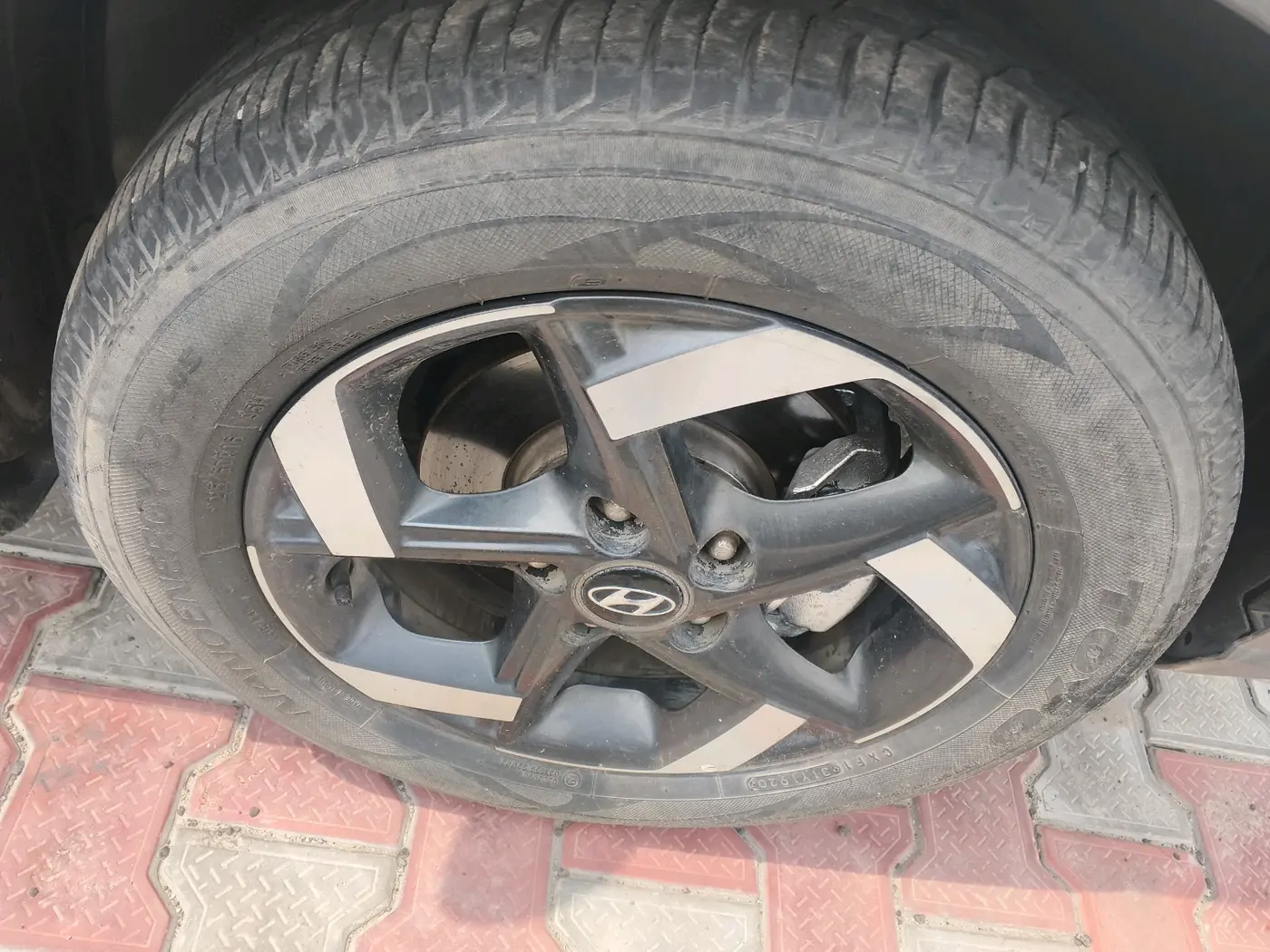 2019 Hyundai VENUE SX PLUS 1.0 TURBO DCT, Petrol, Automatic, 74,984 km, tyre